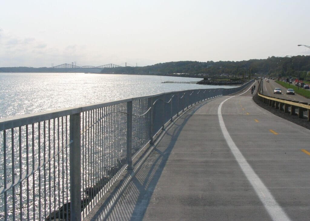 Vue de la piste cyclable le Corridor du Littorial longeant le fleuve St-Laurent