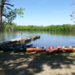 Canot, kayak et chaloupe sur le bord de la rivière chez Aventure Mille-Îles à Laval