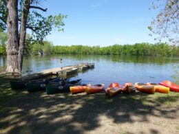 Canot, kayak et chaloupe sur le bord de la rivière chez Aventure Mille-Îles à Laval
