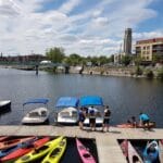 Quai avec kayaks et bateaux en location sur le Canal Lachine