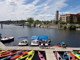 Quai avec kayaks et bateaux en location sur le Canal Lachine