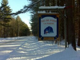 Pancarte à l'entrée du club de ski de fond et de raquette La Pinière à Lotbinière