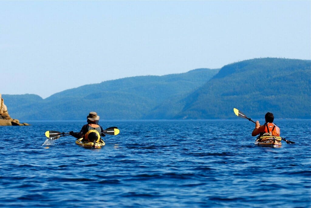 Deux kayakistes sur le Fjord du Saguenay à l'Anse-Saint-Jean
