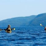 Deux kayakistes sur le Fjord du Saguenay à l'Anse-Saint-Jean