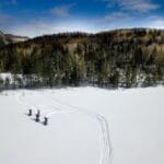 Motoneiges sur un lac gelé en hiver