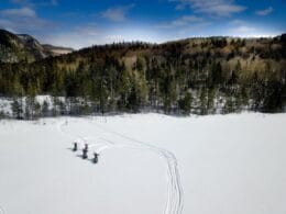 Motoneiges sur un lac gelé en hiver