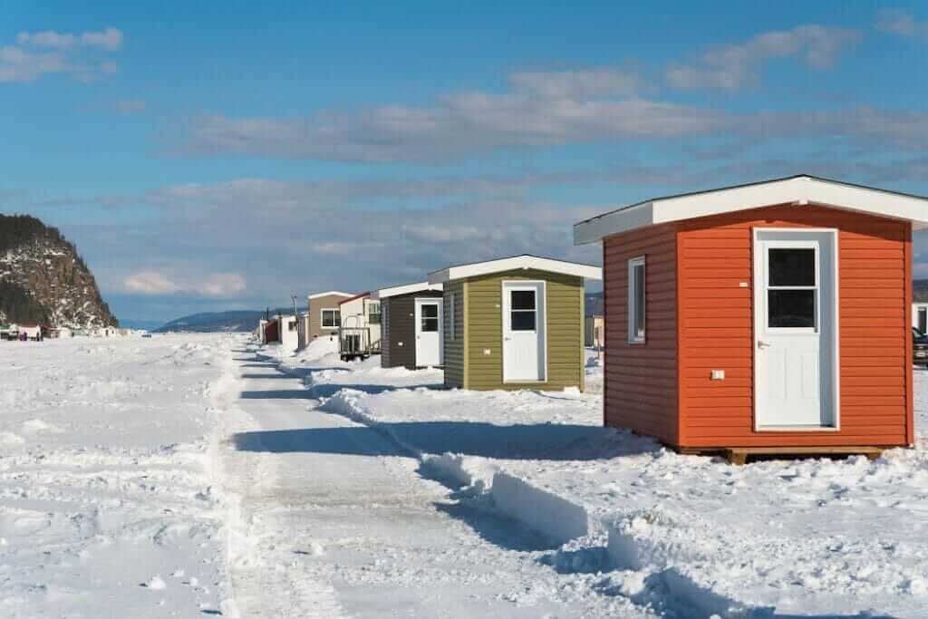 Cabanes de pêche sur glace sur le fjord du Saguenay