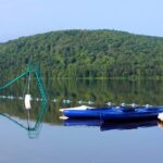 Zone de baignade sur lac Simon avec des canots et des kayaks
