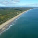 Vue aérienne de la plage de Pointe-aux-Anglais qui s'étend sur 11 km
