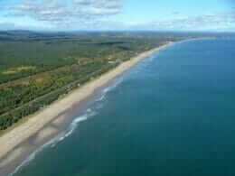 Vue aérienne de la plage de Pointe-aux-Anglais qui s'étend sur 11 km