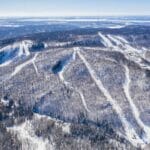 Vue aérienne des trois sommets de la station de ski Camp Fortune à Chelsea