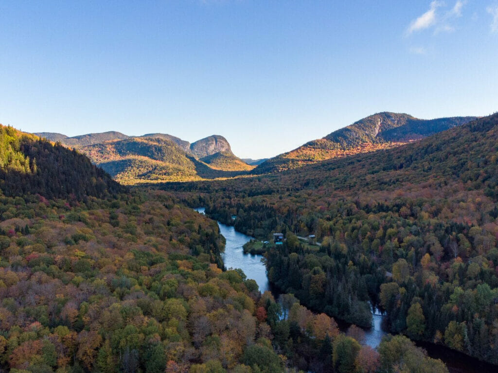 Vue sur la rivière et les montagnes de la Vallée Bras-du-Nord