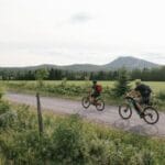 Cyclistes sur route de gravier du Chemin de Saint-Jacques-Appalaches
