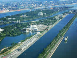 Vue aérienne sur le bassin olympique du parc Jean-Drapeau de Montréal