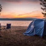 Tente et chaises de camping sur une plage du lac Taureau