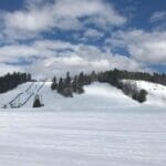 Vue de la montagne et des pistes du centre de ski Mont Villa Saguenay