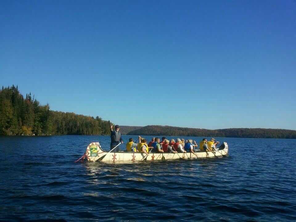 Expédition en canot rabaska sur le Lac-à-l'eau-claire