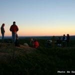 Groupe de randonneurs au sommet au coucher du soleil