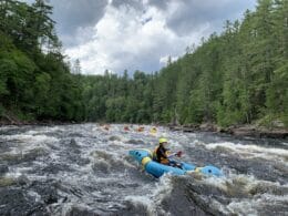 Packraft (kayak gonflable) sur la rivière Jacques-Cartier avec Rivière Concept