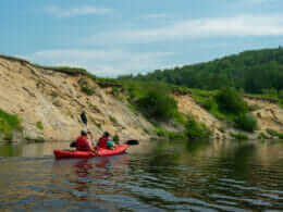 Kayak de mer sur la rivière