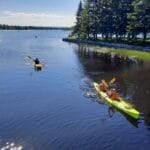 Kayaks sur la rivère à Péribonka au Saguenay-Lac-Saint-Jean