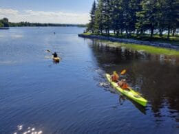 Kayaks sur la rivère à Péribonka au Saguenay-Lac-Saint-Jean