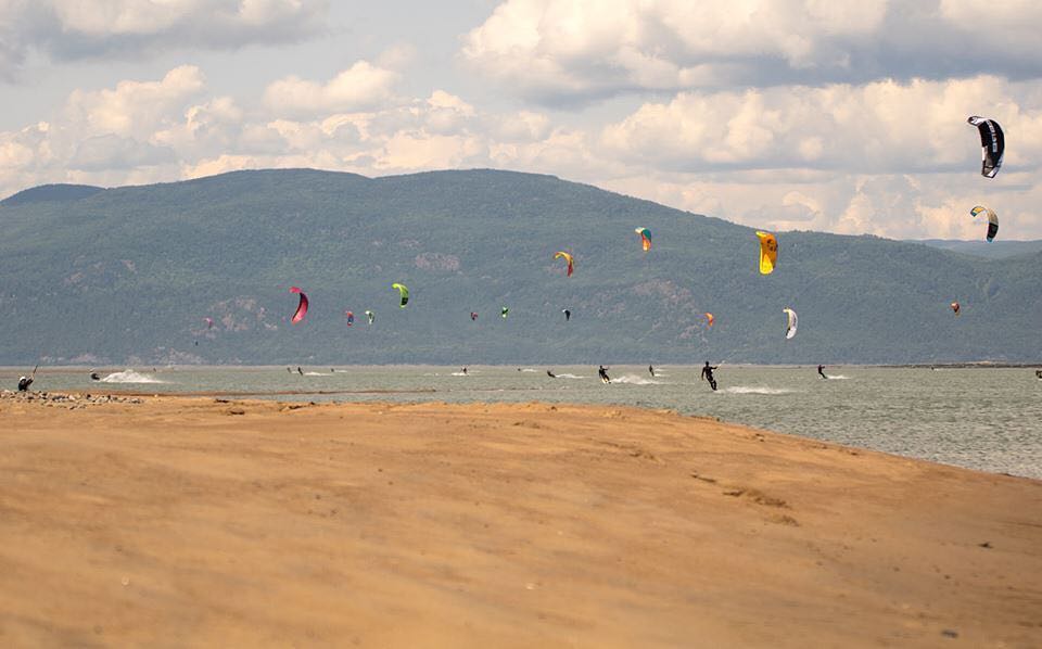 Kite surf sur le fleuve à l'Isle-aux-Coudres avec Suroît Aventure