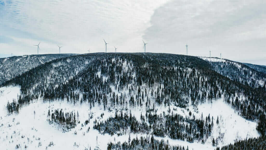 Vue de la montagne St-Pierre et des éoliennes