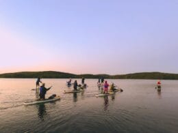 Groupe en planche à pagaie sur un lac dans la région de Portneuf