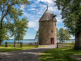 Moulin à vent construit en 1705 en bordure du fleuve au parc historique de la Pointe-du-Moulin