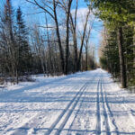 Piste de ski de fond et de randonnée sur le parc linéaire de Trois-Rivières en hiver