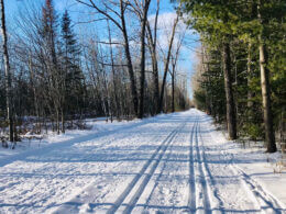 Piste de ski de fond et de randonnée sur le parc linéaire de Trois-Rivières en hiver