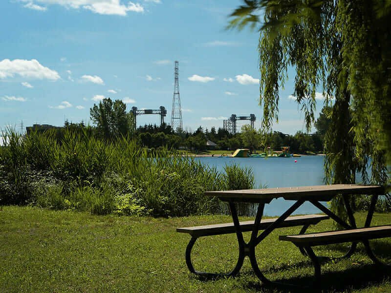 Table à pique-nique sur l'île Notre-Dame au parc Jean-Drapeau de Montréal