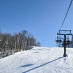 Piste de ski alpin et télésiège au mont Sainte-Marie