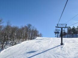 Piste de ski alpin et télésiège au mont Sainte-Marie