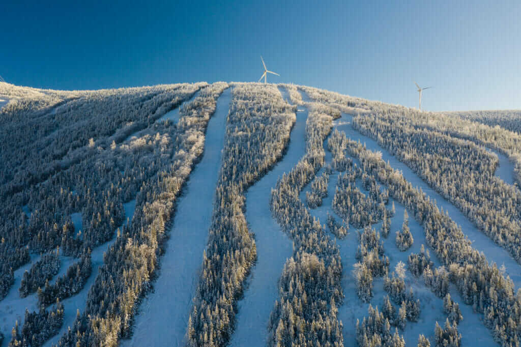 Vue de la montagne et des pistes de ski du Mont-Miller