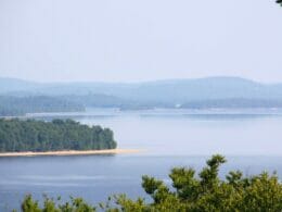 Vue du réservoir Mitchinamecus à lac Zec de même nom.