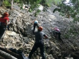 Cours d'escalade sur rocher extérieur avec Riki Bloc