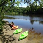 Canot et kayaks sur le bord de la rivière Rouge à la Conception