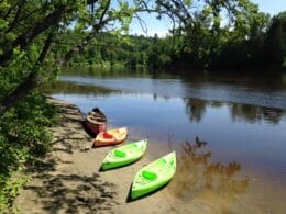 Canot et kayaks sur le bord de la rivière Rouge à la Conception