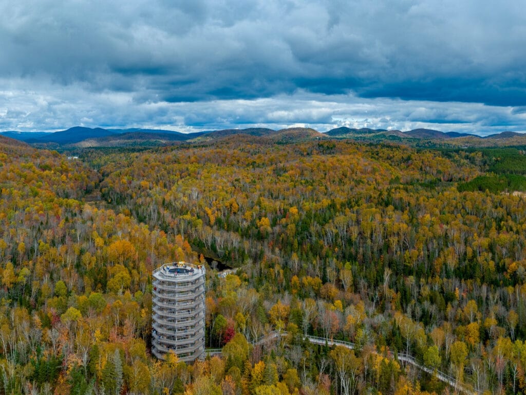 Vue aérienne du sentier des cimes Laurentides et de la tour en automne