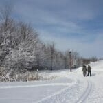Randonneurs dans le sentier pédestre hivernal et piste de ski de fond du parc Les Salines