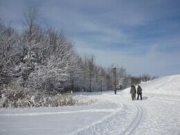 Randonneurs dans le sentier pédestre hivernal et piste de ski de fond du parc Les Salines