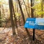 Sentier avec panneau d'interprétation au parc naturel Terra Cotta à Pointe-Claire
