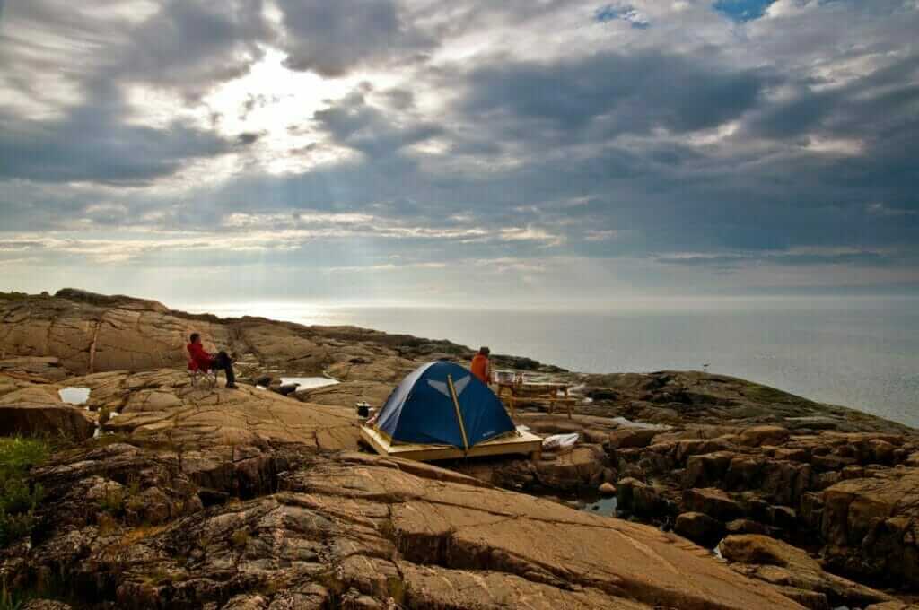 Camping dans des tentes sur des plateformes à l'Anse à la Cave