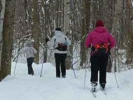 Skieurs dans les pistes de ski de fond de Chambly