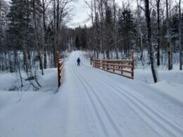 Piste de ski de fond tracée double dans les sentiers des Grandes Prairies