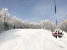 Vue d'une piste de ski et du nouveau télésiège quadruple à station Vallée du Parc