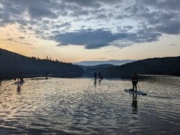Planche à pagaie sur un lac dans la région de Saint-Donat avec Time'sup Aventure