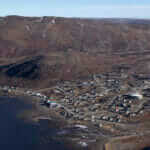 Vue aérienne du village de Kangiqsujuaq au Nunavik